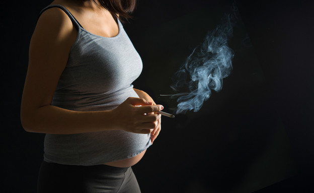 אישה בהריון מעשנת (צילום: wong yu liang, shutterstock)