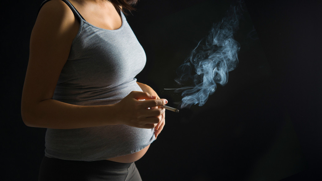 אישה בהריון מעשנת (צילום: wong yu liang, shutterstock)
