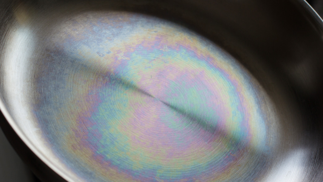 מחבת עם כתם חום מחבת עם כתם חום