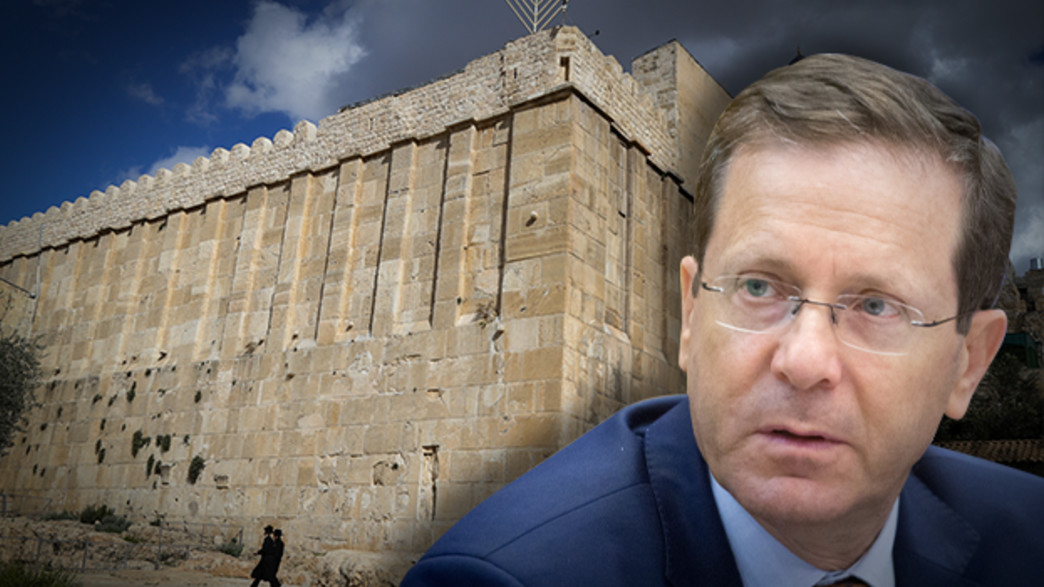 צחק הרצוג ידליק נר ראשון של חנוכה במערת המכפלה בחב