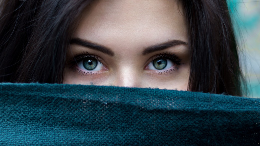 קלוז אפ פנים אישה עיניים (צילום: alexandru-zdrobau, unsplash)