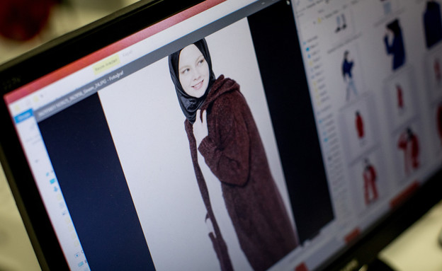 דוגמנית טורקית עם בגדים של מותג מודאניסה (צילום: Chris McGrath, Getty Images)