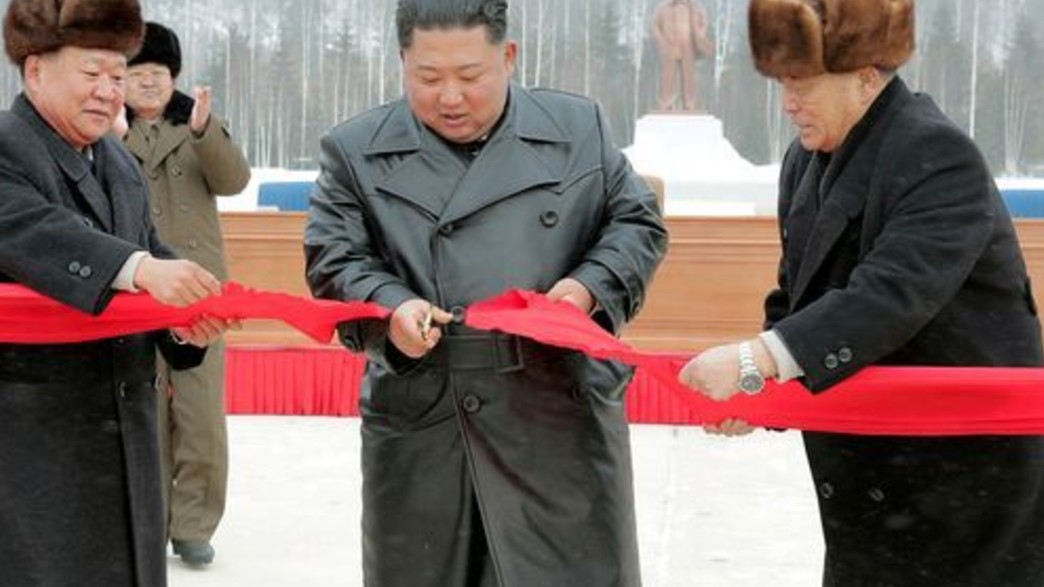 קים ג'ונג און במעיל גשם מעור קים ג'ונג און במעיל גשם מעור