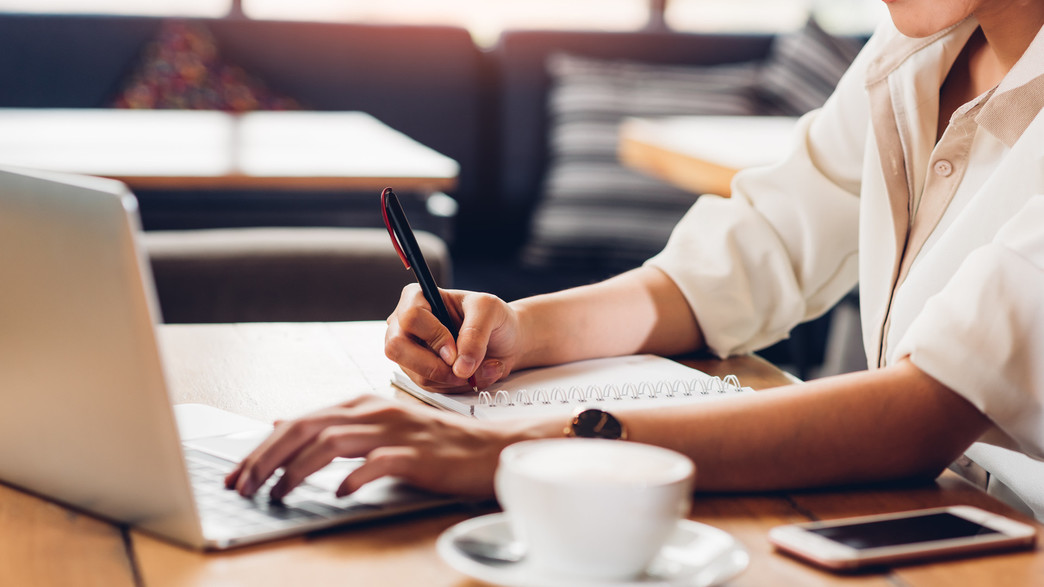 אישה בבית קפה אישה בבית קפה