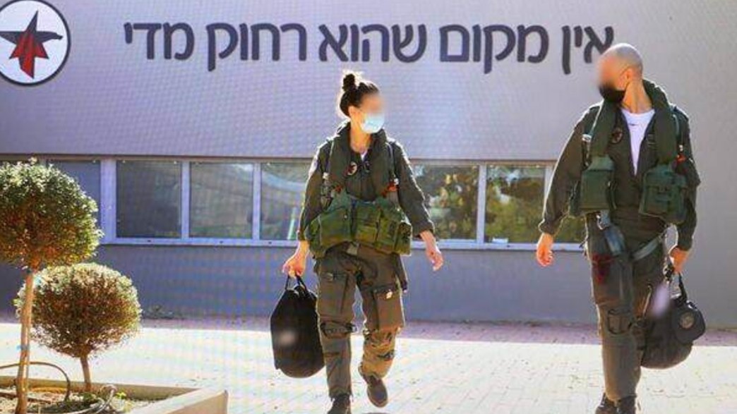 רס״ן י׳ לפני יציאה לטיסה עם טייס נוסף מהטייסת רס״ן י׳ לפני יציאה לטיסה עם טייס נוסף מהטייסת