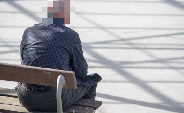 איש עסקים יושב על ספסל (צילום: Sebw, shutterstock)