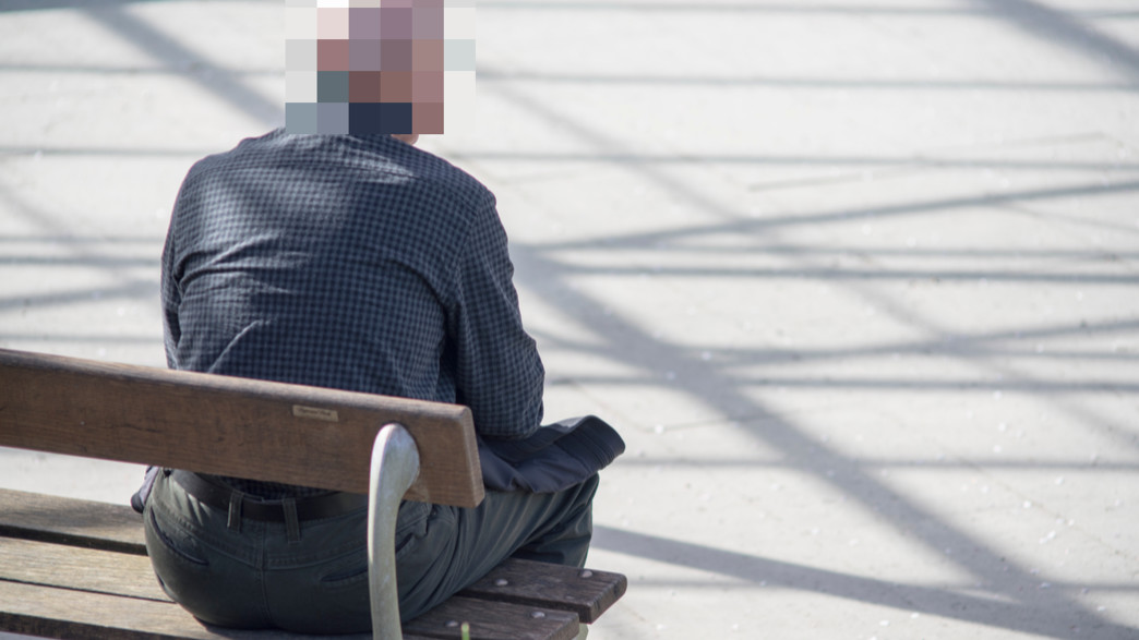 איש עסקים יושב על ספסל (צילום: Sebw, shutterstock)