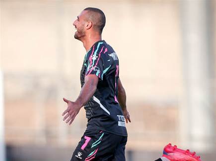 ספורי היכה ראשון בבעיטה חופשית גדולה (צילום: אנצ'ו גוש, סוכנות ג'יני)