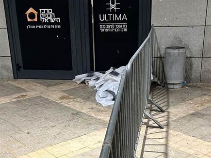 השלט מחוץ לאצטדיון (ברני ארדוב)