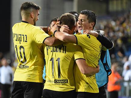 שחקני מכבי נתניה חוגגים עם איגור זלאטנוביץ' (ברני ארדוב)