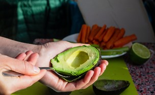 חותכת אבוקדו (צילום: unsplash)