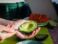 חותכת אבוקדו (צילום: unsplash)