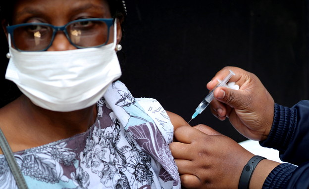 אישה מקבלת חיסון לקורונה בהוטון, יוהנסבורג (צילום: reuters)