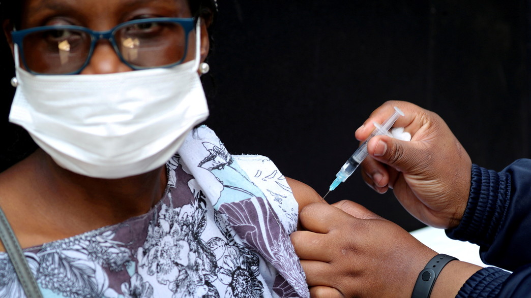 אישה מקבלת חיסון לקורונה בהוטון, יוהנסבורג (צילום: reuters)