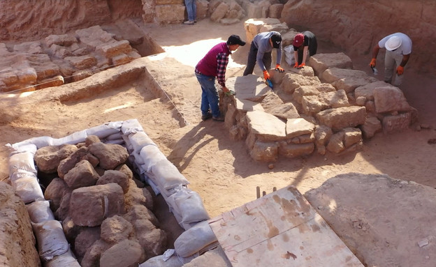 קברים מימי הסנהדרין ביבנה (צילום: אמיל אלג'ם, רשות העתיקות)