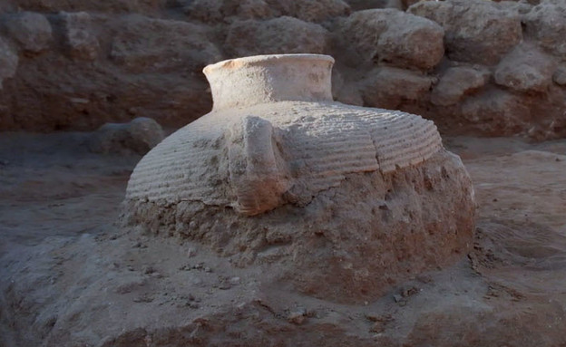 כד שנחשף בחפירות המבנה מימי הסנהדרין (צילום: אמיל אלג'ם, רשות העתיקות)