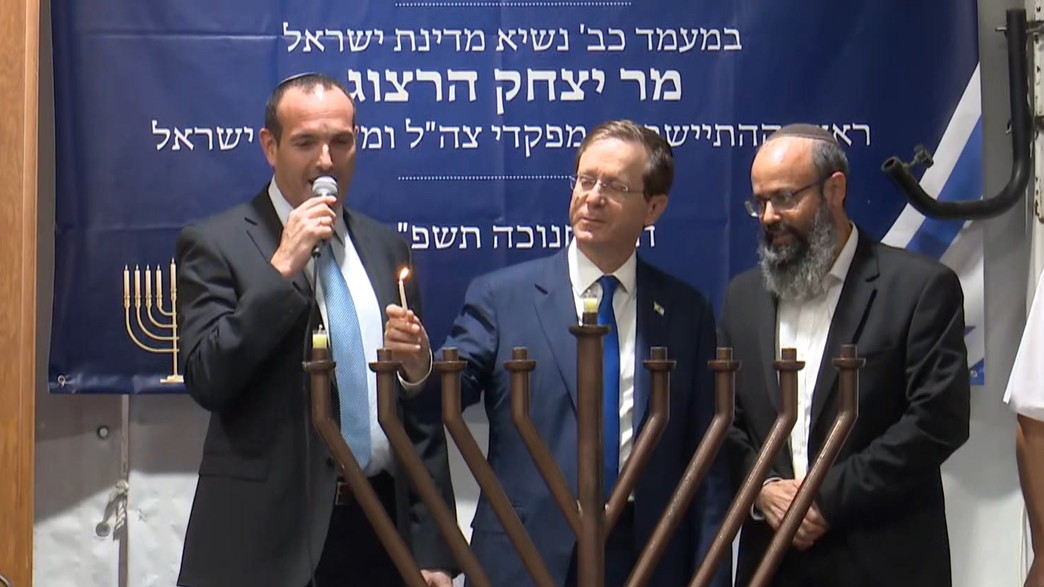 הנשיא הרצוג מדליק נר ראשון של חנוכה במערת המכפלה הנשיא הרצוג מדליק נר ראשון של חנוכה במערת המכפלה