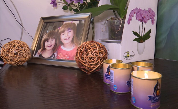 נרות נשמה ליד תמונתה של ליטל יעל מלניק ז"ל בביתה (צילום: חדשות 12)