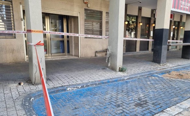 צינור מים התפוצץ בתל אביב (צילום: דוברות כבאות והצלה)