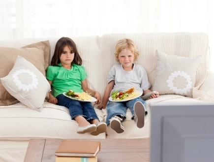 ילדים אוכלים מול הטלוויזיה (צילום: אימג'בנק / Thinkstock)