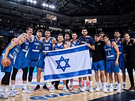 ישראל אחרי הניצחון בטאלין (FIBA) (צילום: ספורט 5)