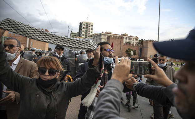 מפגינים נגד ביקור גנץ במרוקו (צילום: AP)