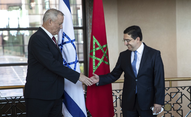 גנץ בפגישה עם שר החוץ של מרוקו ברבאט (צילום: AP)