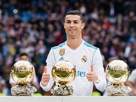 עם חלק מכדור הזהב בהם זכה בעבר (Getty)