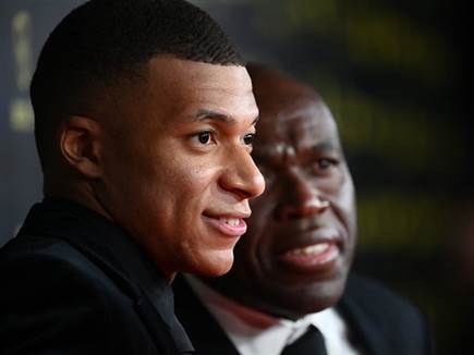 אמבפה ואביו בטקס. (Getty)