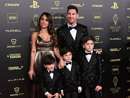 לבנדובסקי ואשתו בתאטרון שאטלה (Getty)