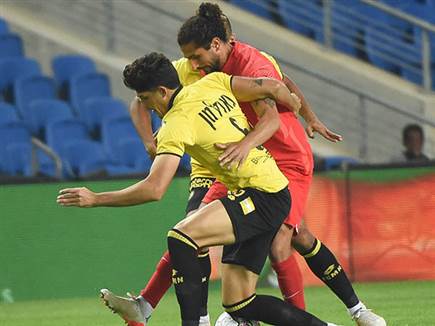 עומרי גאנדלמן נאבק בקני סייף (ברני ארדוב)