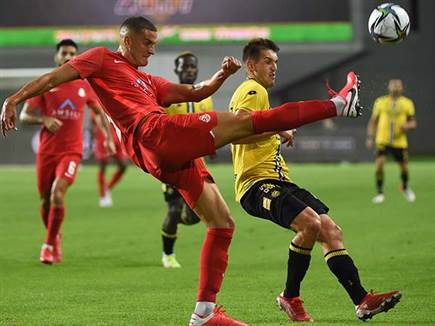 ננאד סבטקוביץ' מגיע לכדור (ברני ארדוב)