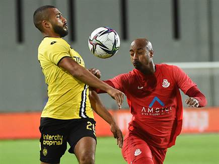 אור אינברום מנסה להגיע לכדור (ברני ארדוב)