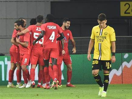 שחקני אשדוד חוגגים. ממשיכים להתקדם (ברני ארדוב)