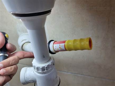 אבוקה בתוך הכיור