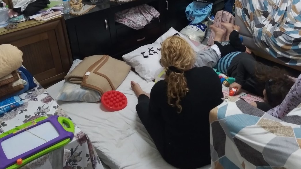 אם וחמשת ילדיה גרים במקלט אם וחמשת ילדיה גרים במקלט