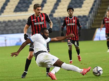 פציעה קשה. סטפן אקה (ברני ארדוב)