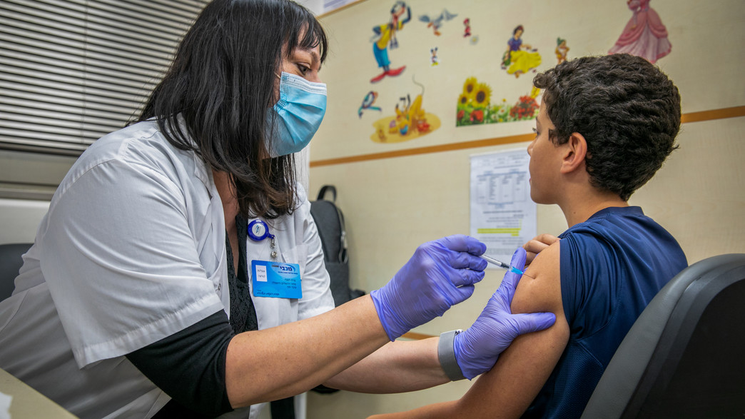 אחות מזריקה לילד חיסון אחות מזריקה לילד חיסון