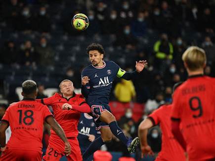 מרקיניוס באוויר. שמר על שער נקי, אבל גם ניס שמרה על אחד (Getty)