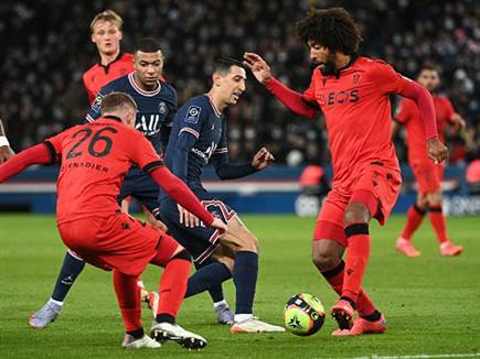 קיליאן אמבפה ואנחל די מריה מוקפים בשחקני פ.ס.ז' (Getty)