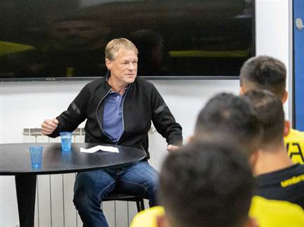 ההולנדי במהלך השיחה עם השחקנים (האתר הרשמי של בית"ר ירושלים)