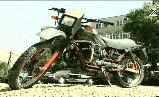 האופנוע של האופנובנק בשנות  ה-90 (צילום: N12)