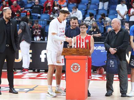 הדלקת הנרות בפתיחה (דני מרון, מנהלת הליגה)