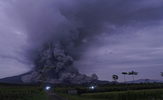 התפרצות הר געש באינדונזיה (צילום: רויטרס)