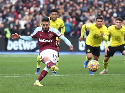 לאנסיני בועט את הפנדל בדרך ל-1:1 (Getty)