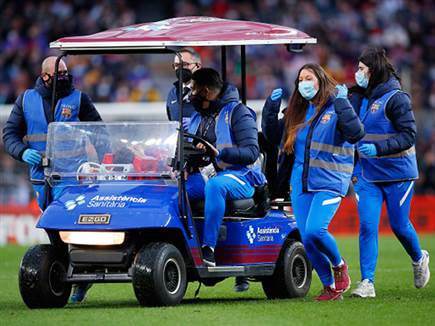 ואם ההפסד לא הספיק, גאבי נפגע בראשון ופונה מכר הדשא (GETTY)