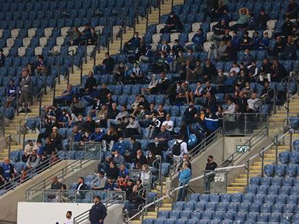 אוהדי פתח תקווה שוב מחו נגד לוזון (ניר קידר)