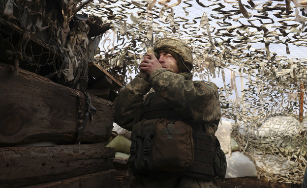 חייל אוקראיני סמוך לגבול עם רוסיה (צילום: AP)
