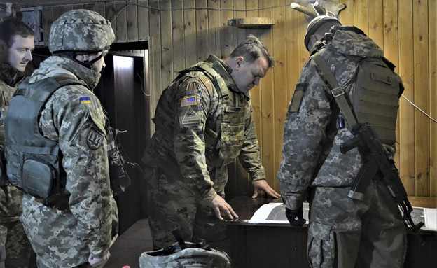 מפקד אמריקני עם כוחות הצבא האוקראינים בגבול (צילום: AP)