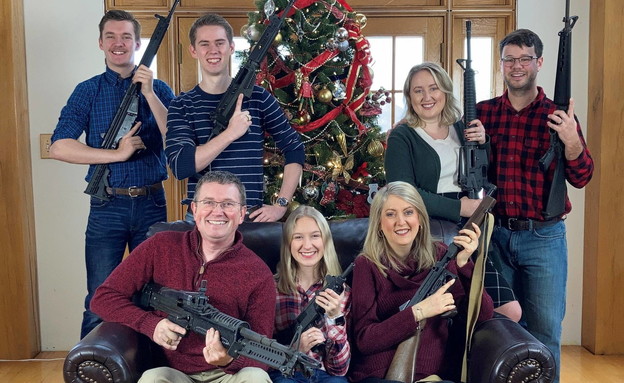 תומאס מאסי עם משפחתו ושלל רובים. רויטרס (צילום: רויטרס)